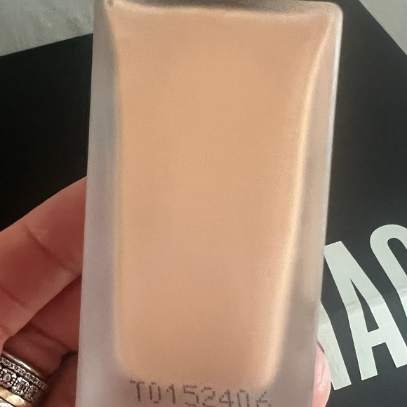 IL MAKIAGE Cream and Silver Foundation 55 shade for a Flawless Finish - Picture 5 of 6